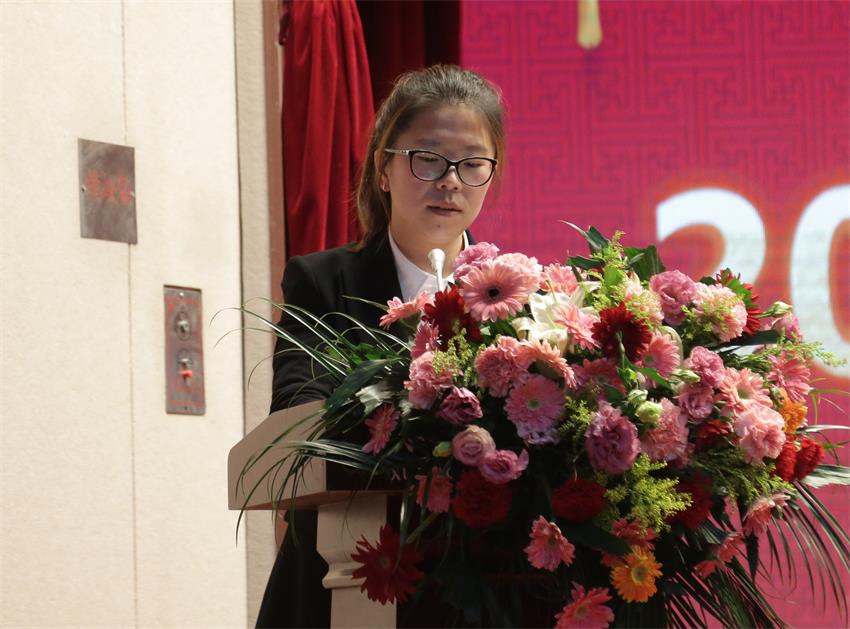 集團(tuán)執(zhí)行總裁、江蘇南佛園林公司總經(jīng)理石偉偉同志宣讀人事任免決定