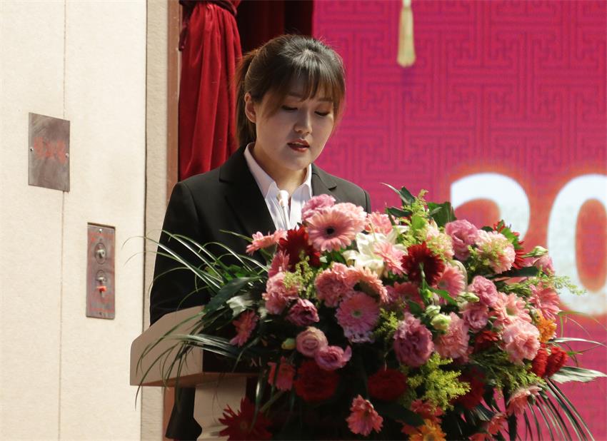 集團(tuán)副總、江蘇樹恩教育科技有限公司總經(jīng)理郭晏彤同志宣讀《關(guān)于2019年寶潤集團(tuán)下達(dá)各校區(qū)招生計劃的意見》